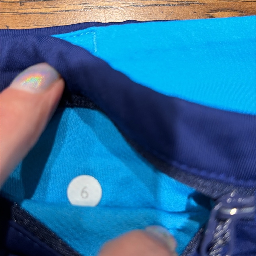 LULULEMON EUC Size 6 skort navy blue & turquoise. Has sewn in shorts. Zip pocket - Picture 7 of 7